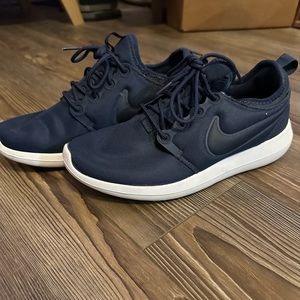 Navy Nike roshe